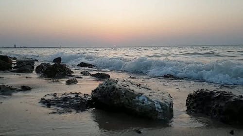 海浪拍打着海边的岩石 · 免费素材视频