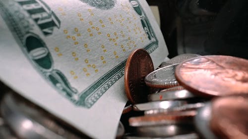 包里的钱在瓶子里 · 免费素材视频