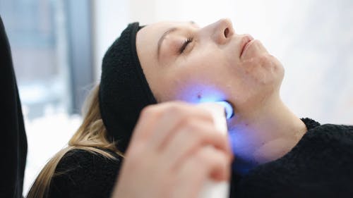 一个拥有现代面部护理方法的女人 · 免费素材视频