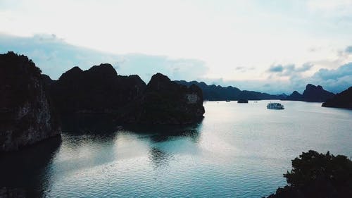 海洋航拍画面使用无人机的山 · 免费素材视频