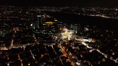一个城市在晚上的航拍画面 · 免费素材视频