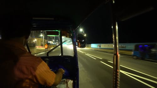 在斯里兰卡科伦坡乘坐笃笃公共交通 · 免费素材视频