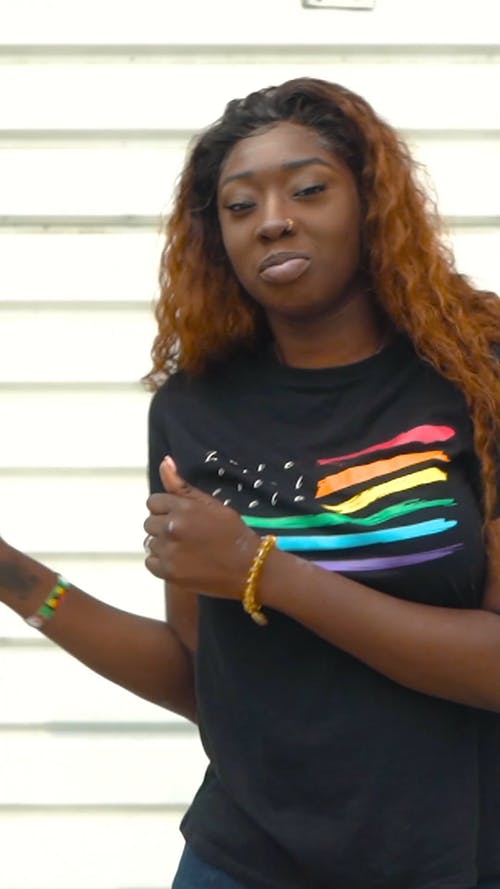 一个女人展示她的舞蹈动作 · 免费素材视频