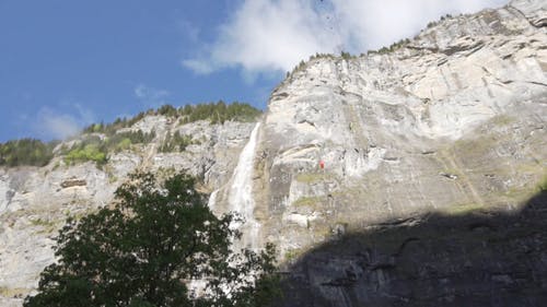 两个降落伞滑翔机降落在山崖边 · 免费素材视频