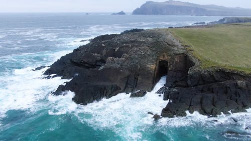 海浪撞山的岩石峭壁 · 免费素材视频