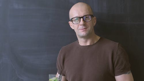 一个人一边喝一杯柠檬水一边使用手机 · 免费素材视频