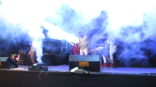 一位歌手在舞台上表演 · 免费素材视频