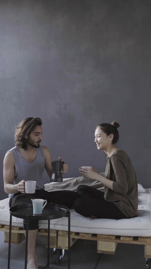 夫妇一起喝咖啡的镜头 · 免费素材视频