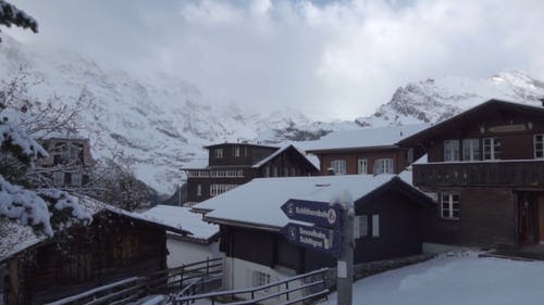 白雪覆盖的山谷中的一个住宅社区 · 免费素材视频