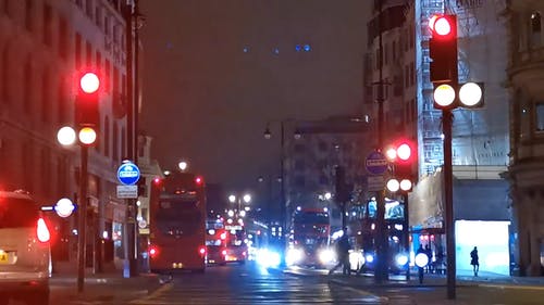 晚上在伦敦街头的机动车通行 · 免费素材视频