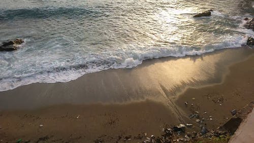 海浪撞到岸边的岩层 · 免费素材视频