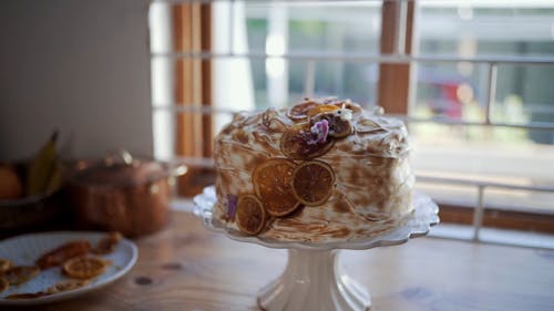 蛋糕装饰在蛋糕架上 · 免费素材视频