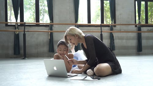两人互相交谈时看着笔记本电脑 · 免费素材视频