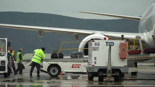 机场人员从飞机上卸下行李 · 免费素材视频