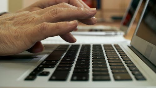 一个人在笔记本电脑键盘上打字 · 免费素材视频