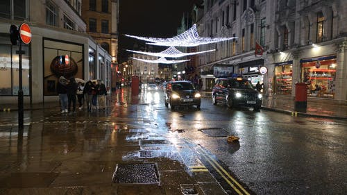 雨中路过的人和车辆的街道画面 · 免费素材视频