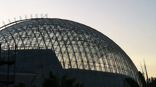 玻璃和钢制圆顶建筑 · 免费素材视频