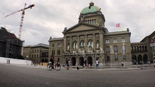 瑞士伯尔尼联邦宫殿建筑的立面 · 免费素材视频