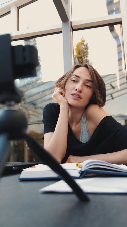 有关3C用品, 呆在家里, 在家工作的免费素材视频