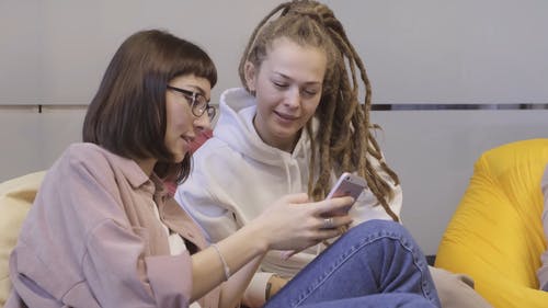 一个女人和另一个女人解释她的手机上的东西 · 免费素材视频