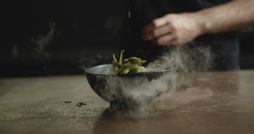 厨师在烟碗毛豆上撒盐 · 免费素材视频