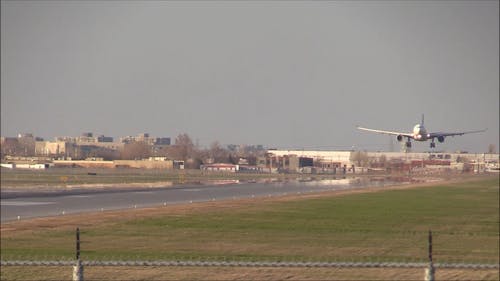 一架商用飞机降落在加拿大机场的跑道上 · 免费素材视频