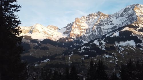 与雪山的景色 · 免费素材视频