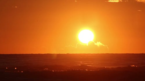 地平线上的金色太阳 · 免费素材视频