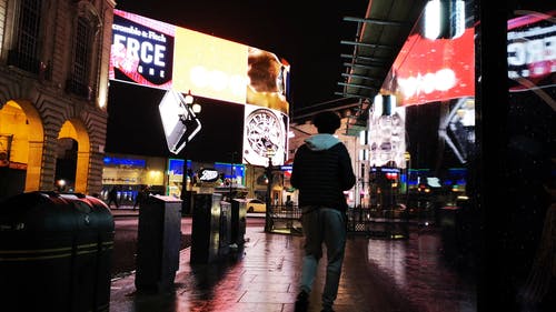 巨型电子广告牌在夜间照亮伦敦市中心 · 免费素材视频