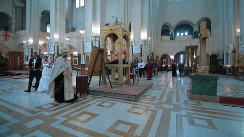 人们参加教堂内的婚礼 · 免费素材视频