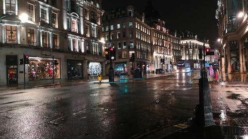 雨夜在伦敦的一条街 · 免费素材视频
