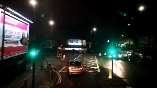 夜间穿越城市道路的车辆的画面 · 免费素材视频