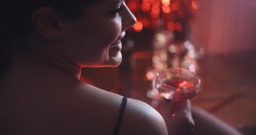 一个女人在聚会上喝着她的酒精饮料 · 免费素材视频