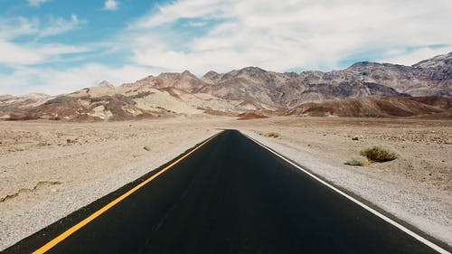 行车记录仪的镜头，穿越沙漠的道路 · 免费素材视频