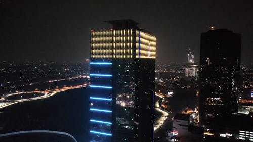 夜间在建筑物一侧的灯光显示 · 免费素材视频