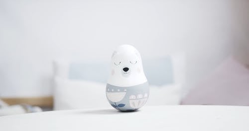 一个小女孩玩一个木制的不倒翁玩具 · 免费素材视频