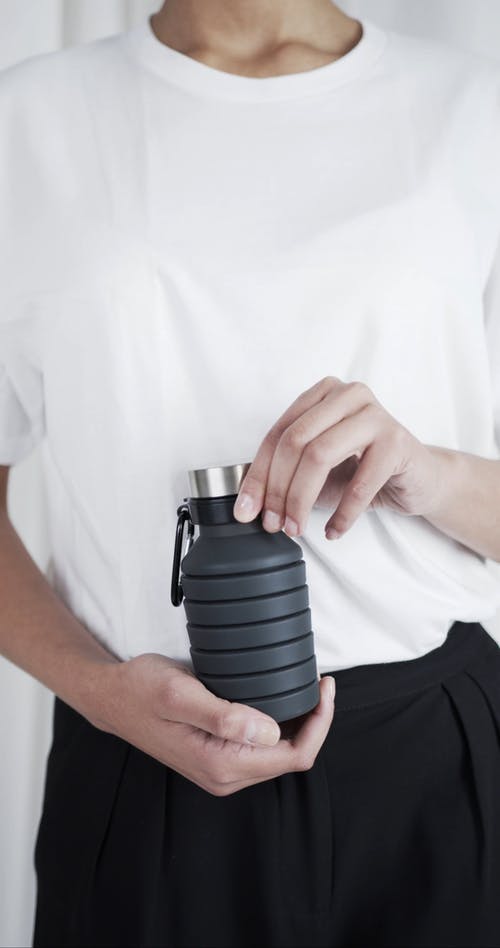 代替一次性塑料用于饮用水的创新橡胶壶 · 免费素材视频