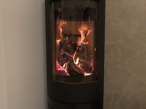 在已安装的加热器上燃烧火树林 · 免费素材视频