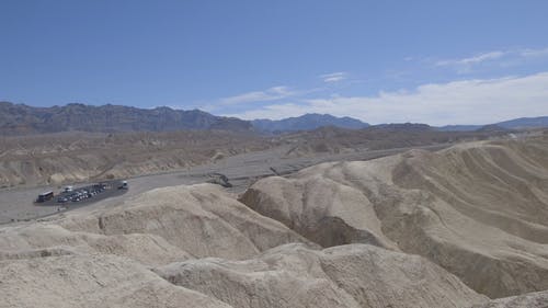 汽车和旅行者停在山路的停留点 · 免费素材视频