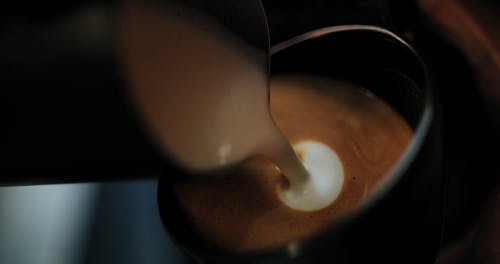 调酒师的咖啡制作艺术 · 免费素材视频
