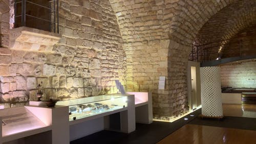 黎巴嫩的一家博物馆，展出早期人类工具和人工制品 · 免费素材视频