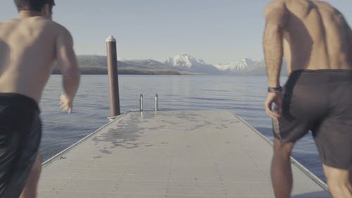 男子跳入水中的镜头 · 免费素材视频