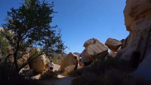 人们在岩石巨石上做自然摄影 · 免费素材视频