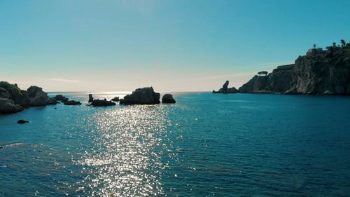 海上岩石形成的无人机画面 · 免费素材视频