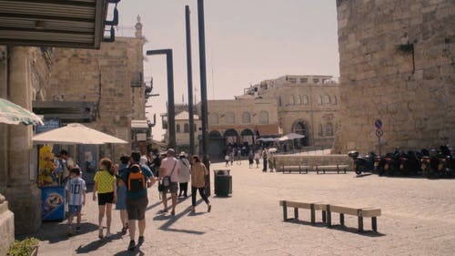参观耶路撒冷旧城的游客 · 免费素材视频