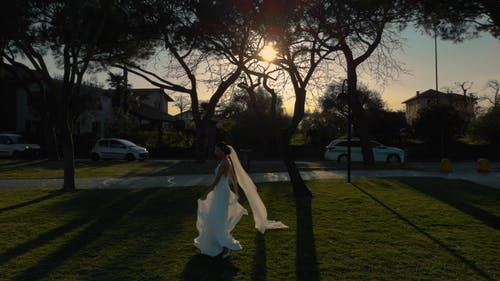 在大街上跳舞的婚纱的女人 · 免费素材视频