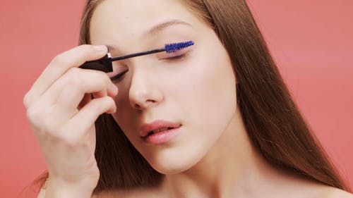女人涂紫色睫毛膏 · 免费素材视频