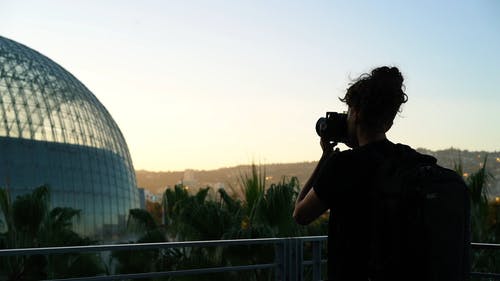 摄影师拍照和观察楼 · 免费素材视频