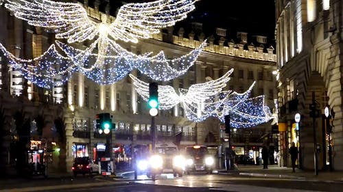 城市街道与圣诞灯装饰 · 免费素材视频
