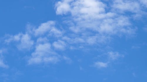 一架飞机飞过蓝天下的云层 · 免费素材视频
